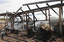 Požár zemědělské skladovací haly ve Skřivanech. S ohněm bojovalo šest jednotek hasičů. Napáchaná škoda přesáhne dva miliony korun.