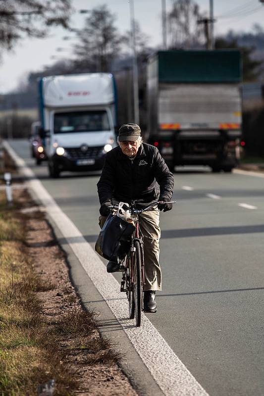 Cyklista na silnici mezi Hradcem Králové a Slatinou.