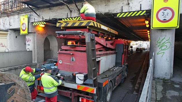 Nákladní automobil poškodil trolejové vedení a zkomplikoval dopravu v kuklenském podjezdu v Hradci Králové.