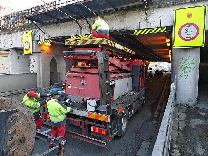 Nákladní automobil poškodil trolejové vedení a zkomplikoval dopravu v kuklenském podjezdu v Hradci Králové.