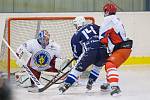 Hokejisté Třebechovice (ve světlých dresech) na domácím ledě přehráli loni ještě druholigový Trutnov 4:0.