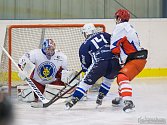 Hokejisté Třebechovice (ve světlých dresech) na domácím ledě přehráli loni ještě druholigový Trutnov 4:0.