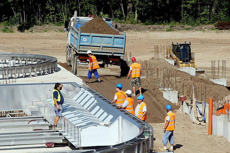 Stavba koupaliště v Malšovicích k 19. srpnu 2009.