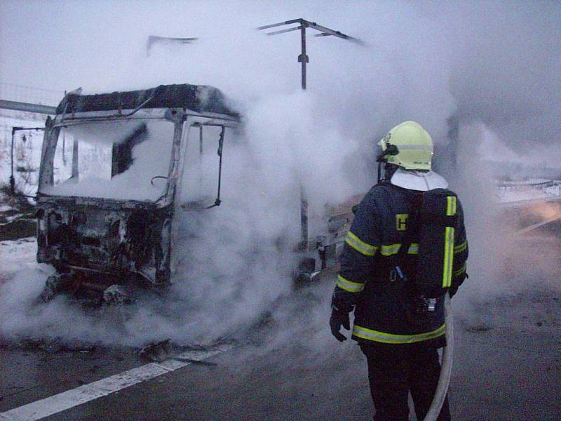 Nehoda na dálnici D11 u Chlumce nad Cidlinou (3. prosince 2010).