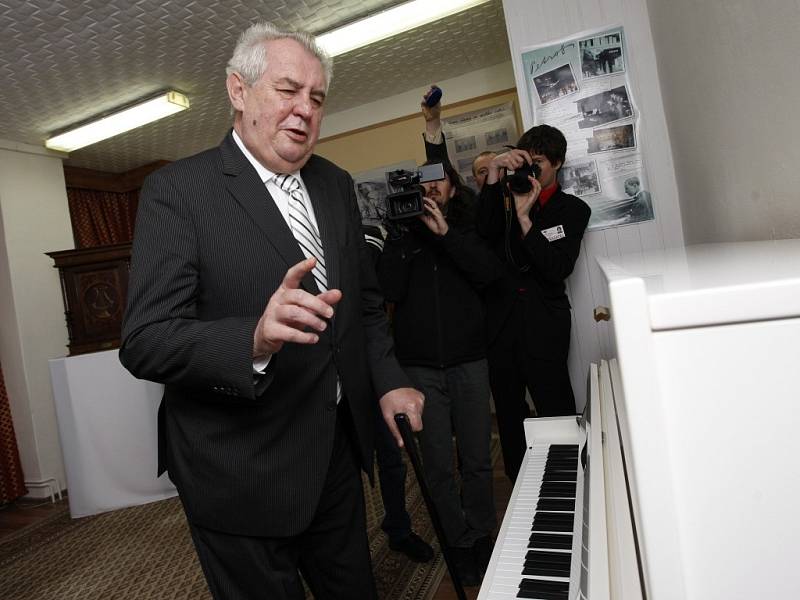 Prezident Zeman si prohlédl muzeum a výrobu firmy Petrof na výrobu klavírů a pianin.