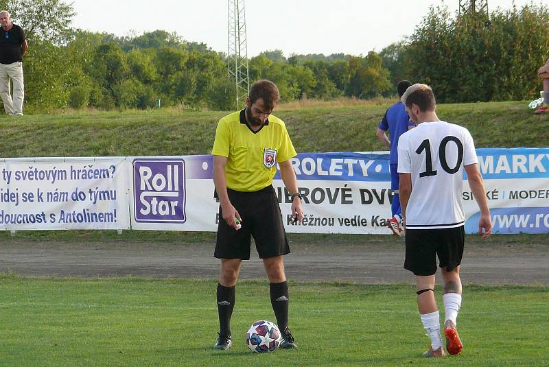 Fotbalový rozhodčí Adam Jiříček (ve žlutém)