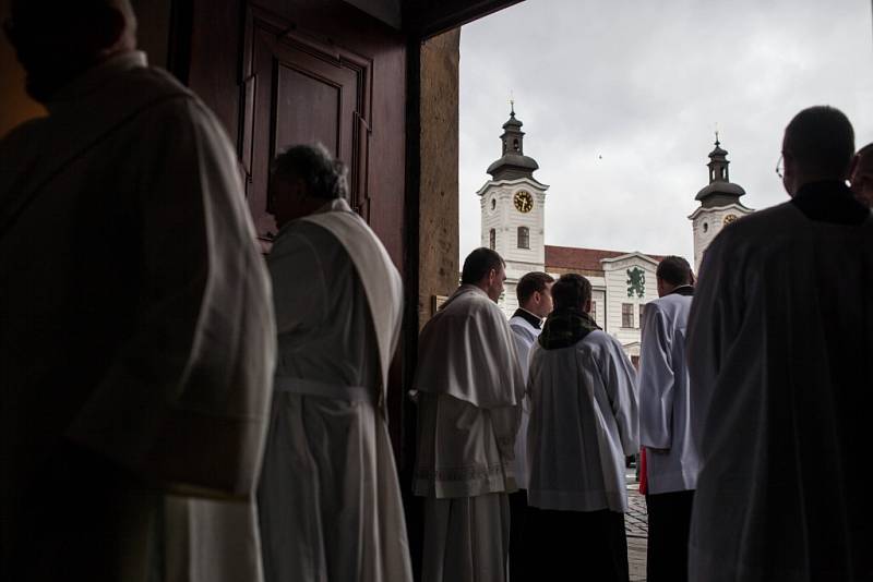 Mše v královéhradecké katedrále sv. Ducha, v místě uložení relikvie s ostatky papeže Jana Pavla II.