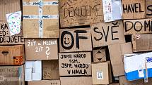 Papírová zeď z kartonových krabic se po 30 letech vrátila do Hradce Králové.