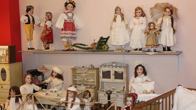 Panenek je v muzeu hraček ze všeho nejvíc. Naleznete mezi nimi i tu z roku 1860.