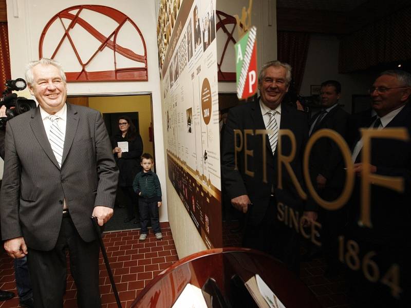 Prezident Zeman si prohlédl muzeum a výrobu firmy Petrof na výrobu klavírů a pianin.