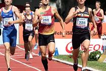 Lukáš Hodboď  ze Sokola Hradec Králové zase ovládl běh mužů na 800 m ve svém nejlepším letošním výkonu 1:47,36 a k tomu přidal stříbro ve štafetě na 4x 400 m.