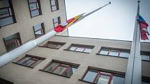 Vlajky na půl žerdi před Magistrátem města Hradec Králové.