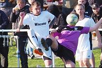 Fotbal má na pořadu poslední zápasy, začínají turnaje v malé kopané.