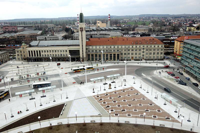 Firma Strabag odmítá zaplatit penále za zpožděné Riegrovo náměstí v Hradci Králové.
