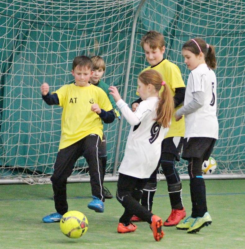 Fotbalová Stěžerská zimní liga mládeže v nafukovací hale rozhodně nenudí, v zápasech padá spousta branek.