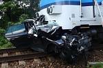 Při srážce vlaku s osobním vozem zahynuli čtyři lidé.