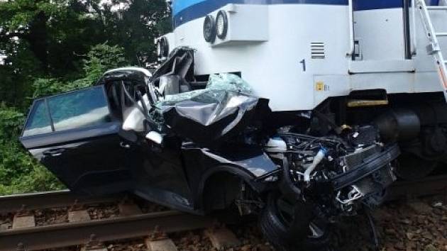 Při srážce vlaku s osobním vozem zahynuli čtyři lidé.