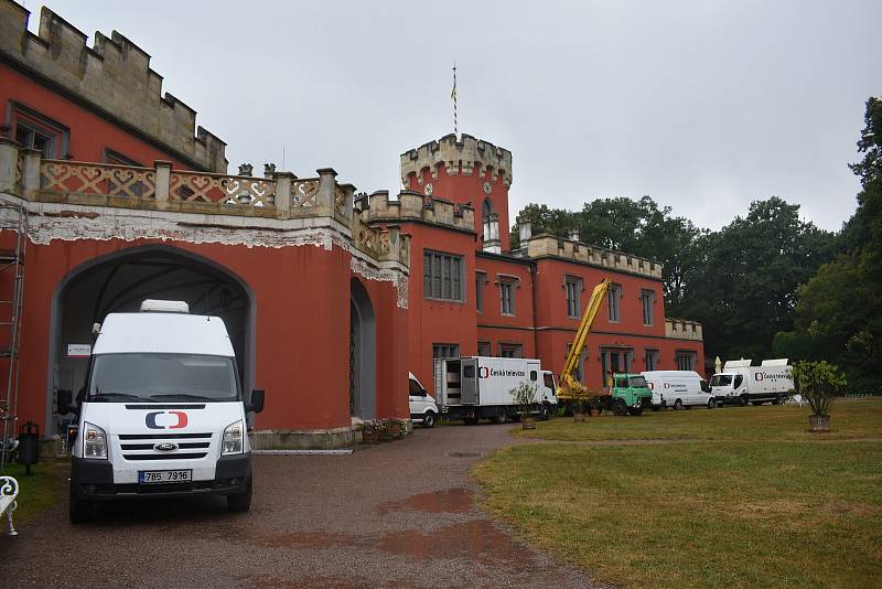 Filmařům při natáčení vánoční pohádky Krakonošovo tajemství posloužily jako kulisy zámky Hrádek u Nechanic a Doudleby nad Orlicí