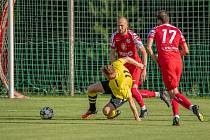 Hradecká Slavia (v červeném) v předkole MOL Cupu vyřadila Vysoké Mýto po výsledku 2:0. Dnes se ambiciózní divizní nováček poměří s druholigovou Chrudimí.