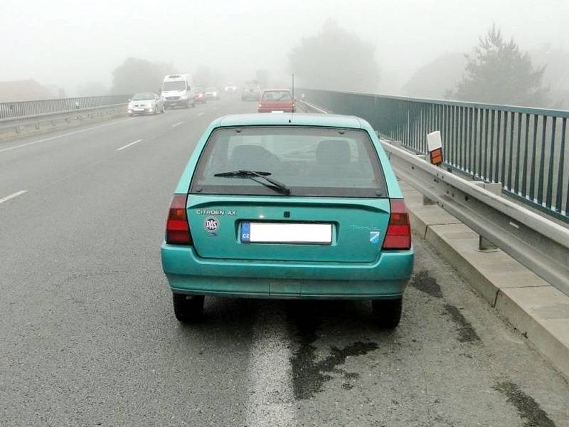 Střet osobního vozidla s cyklistou na silnici I/35 u Všestar.