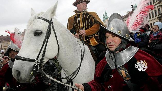 Stovky lidí zhlédly 11. listopadu 2009 na Velkém náměstí v historickém centru krajského města příjezd Martina na bílém koni. Náměstek primátora Martin Soukup, který byl v sedle bělouše, zároveň pozval turisty do Hradce i v zimní sezoně. 