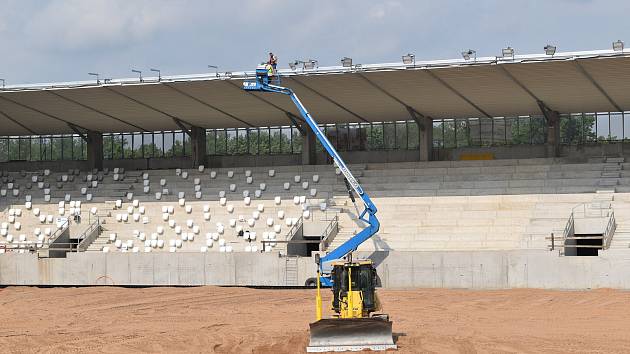 Při zastávce v Hradci Králové si premiér Petr Fiala prohlédl rozestavěný fotbalový stadion v Malšovicích.