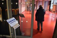 Nebývalý zájem o volbu prezidenta byl ve volební místnosti číslo 7 v Knihovně města Hradec Králové ve Wonkově ulici. Během prvních minut po začátku voleb tady odvolily stovky lidí.