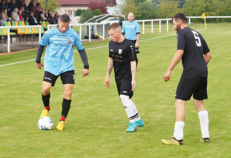 Doposud stoprocentní Probluz (v černém) na domácím trávníku porazila v duelu III. třídy Neděliště 4:2.