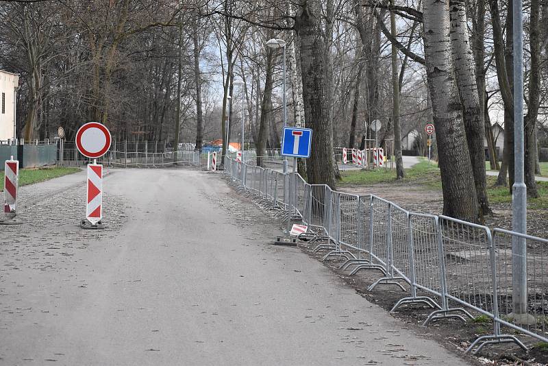 Travnaté plochy, na kterých parkovaly až stovky aut, jsou nově oplocené.