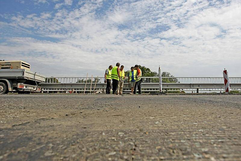 VŠESTARY. Dopravní omezení dělají problémy řidičům i v e Všestarech.