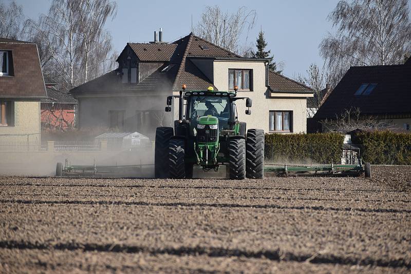 Klíčová část roku pro zemědělství. Řadě podniků ale chybí kvůli válce zkušení ukrajinští pracovníci. Například v hradeckém VH Agroproduktu řeší, kdo roztáhne po polích závlahy zeleniny.