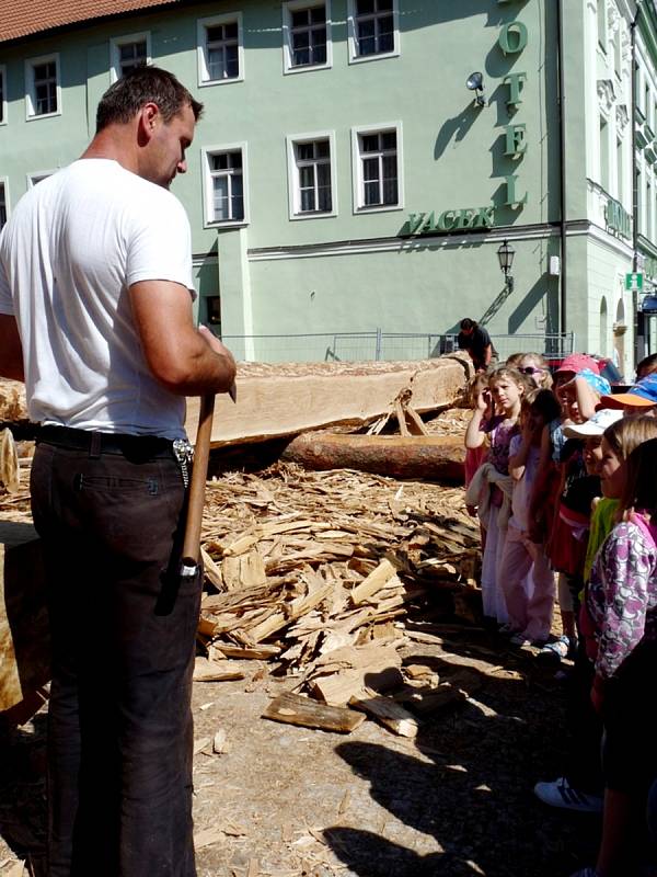 Prvňáci z hradecké ZŠ Jana Pavla II. při pozorování rekonstrukce Bílé věže na Velkém náměstí.