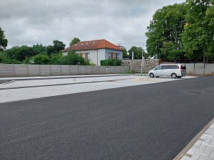 V lokalitě u tenisového centra DTJ vznikla také nová silnice a parkoviště. Stav k červenci 2023.