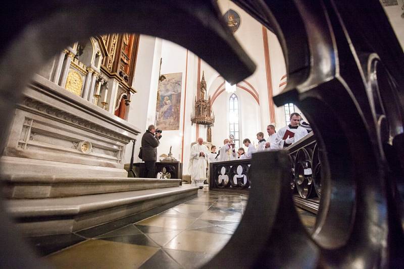 Mše v královéhradecké katedrále sv. Ducha, v místě uložení relikvie s ostatky papeže Jana Pavla II.
