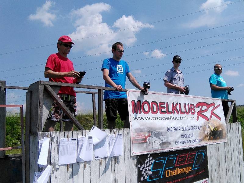 Členové kroužku RC Auta při DDM Třebechovice pod Orebem na 6. závodě seriálu Speed Challenge v Solnici.