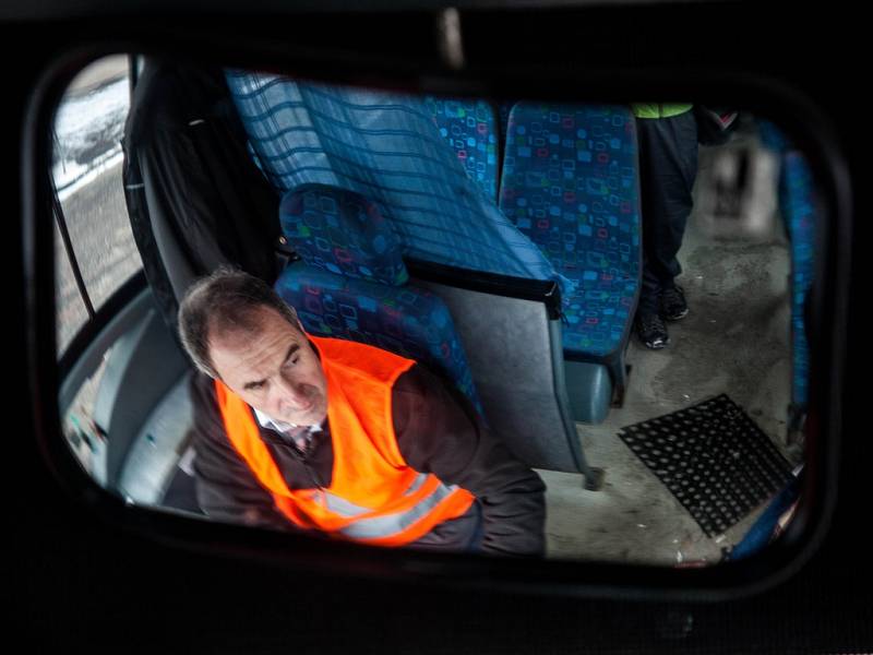 Výstražná akce řidičů autobusů „Vesty pro Hradec“.