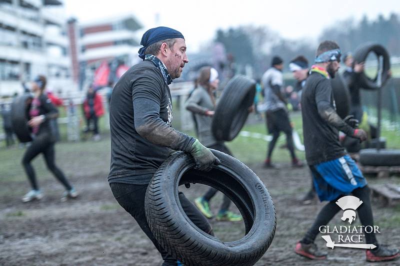 Závod Gladiator Race na dostihovém závodišti v Pardubicích.