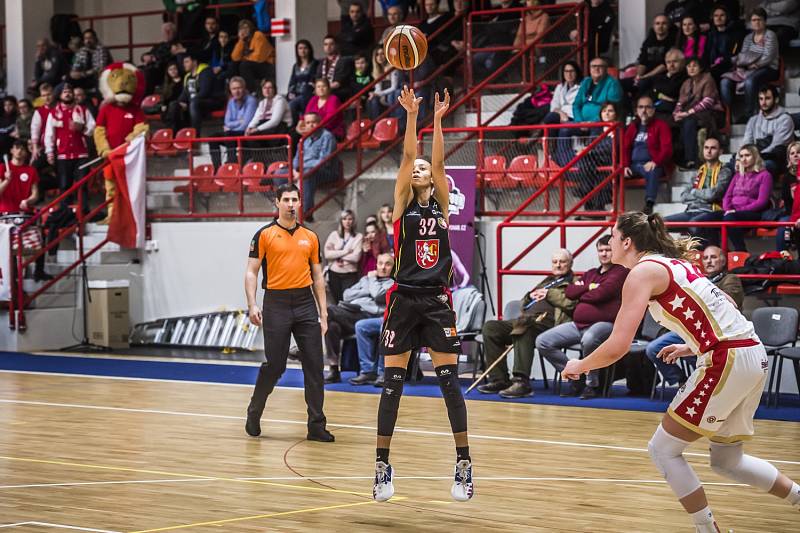 Stříbro hradeckých basketbalistek. Lvice prvenství neobhájily.