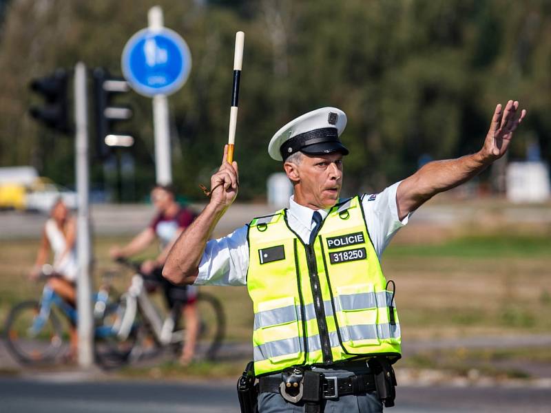 Dopravní policisté při řízení dopravy na křižovatce ulic Hradecká - Sokolská (tzv. Mileta) v Hradci Králové v rámci 9. ročníku celorepublikové Soutěže dopravních policistů 2016.