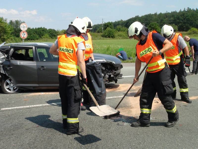 Dopravní nehoda tří osobních automobilů na silnici číslo 11 pří výjezdu z Hradce Králové směrem na Blešno.