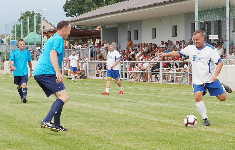 ZPÁTKY NA MAPĚ. Klub FK Nechanice po čtyřiceti letech obnovil činnost, 22. srpna 2020 slavnostně otevřel nový areál. Dominantou je zastřešená tribuna pro diváky se zázemím pro klub.