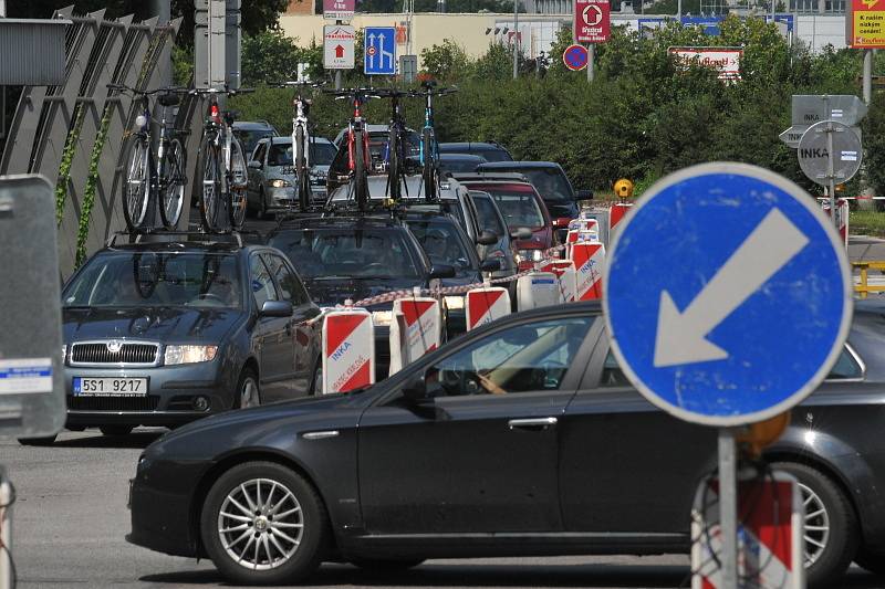 Zasklívání nadjezdu nad Pospíšilovou třídou. Část okruhu byla uzavřena, tvořily se nekonečné kolony aut.