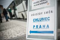 Autobusy náhradní dopravy před nádražím v Hradci Králové během výluky.