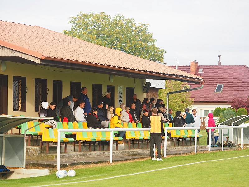 Doposud stoprocentní Probluz (v černém) na domácím trávníku porazila v duelu III. třídy Neděliště 4:2.