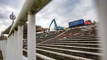 Demolice tribuny na fotbalovém stadionu v Hradci Králové.