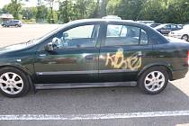 Automobil poničený neznámým vandalem.