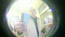Podezřelý muž u bankomatu.