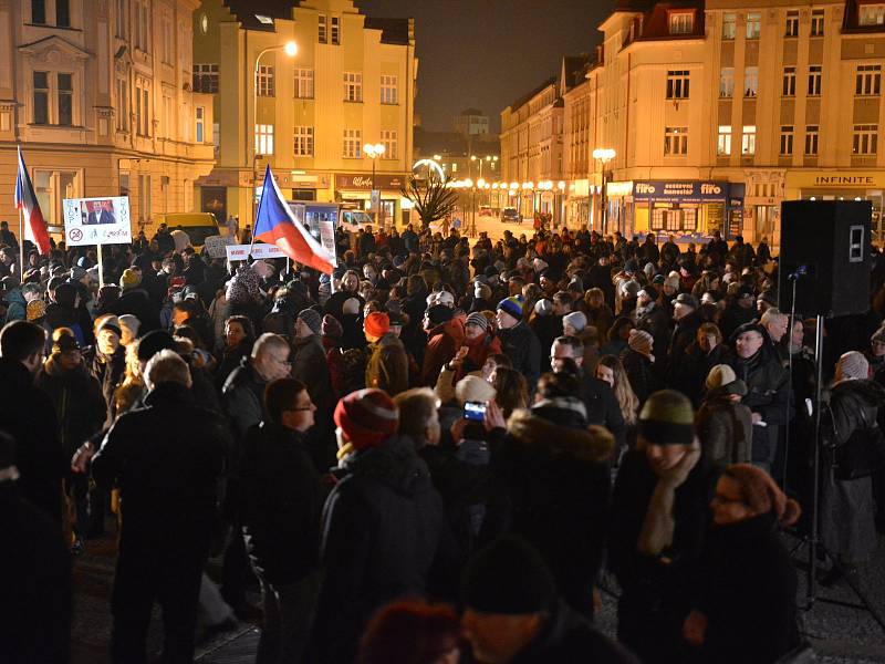 Demonstrace proti nově zvolenému předsedovi komise pro kontrolu GIBS Zdeňku Ondráčkovi v Hradci Králové.