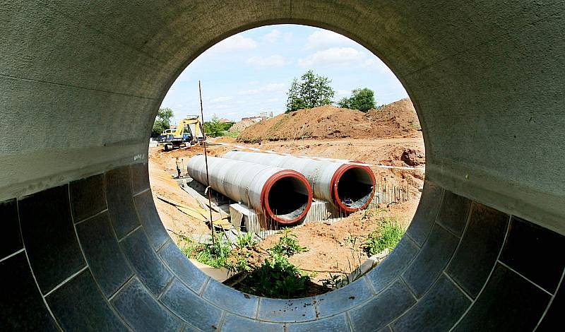 Příprava zóny? Ne! Stavba na okraji Věkoš nemá podle radnice se severní zónou nic společného. „Jde o stavbu, která pomůže odkanalizovat Rusek, Pouchov a část Piletic, ale zároveň to bude stoka pro odvedení dešťových vod,“ řekl náměstek primátora Josef Mal