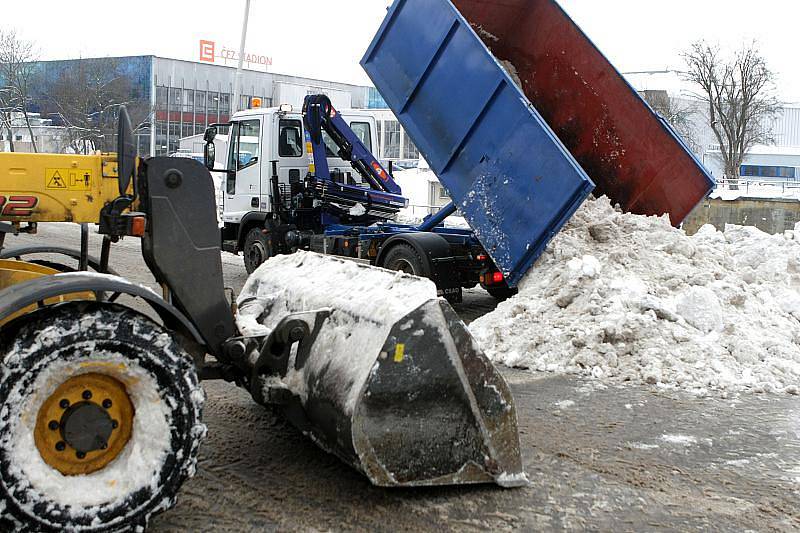 Odklízení sněhu v ulicích Hradce, 14. ledna 2010.